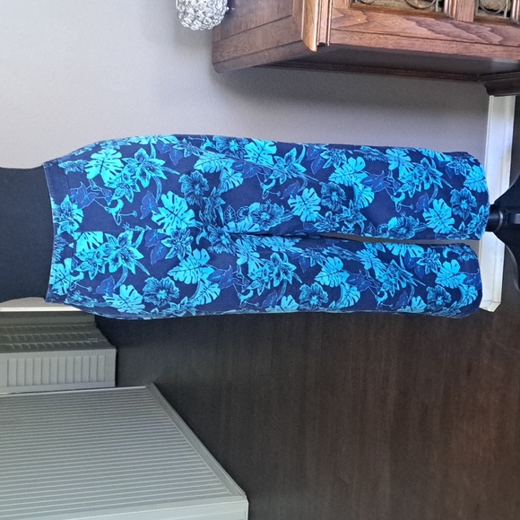 Hawaiian print cropped pants in size 12 with a length of 33 inches. - Picture 3 of 4